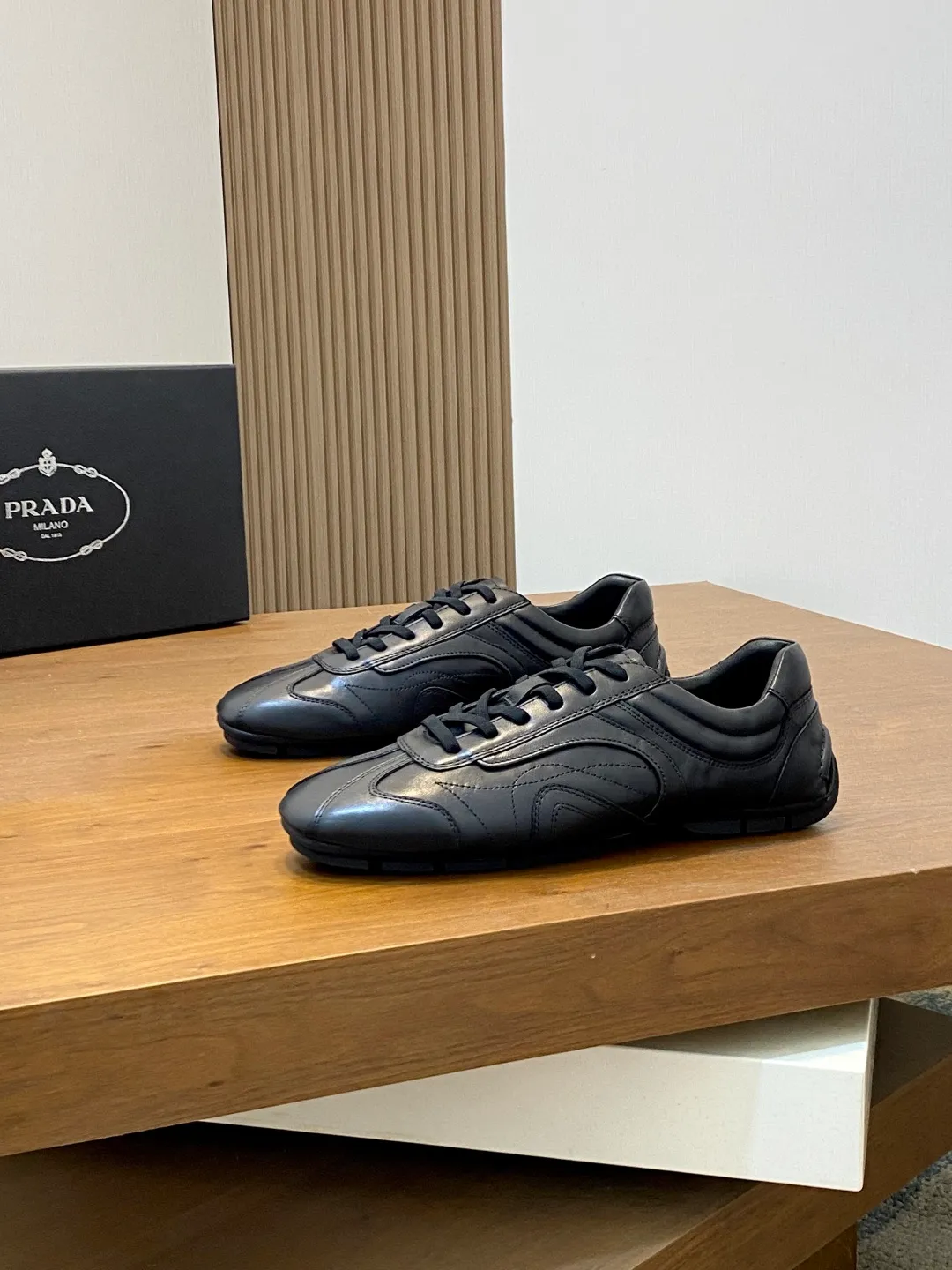 Men's Men's Shoes 💰800 Prada/Prada Men's Leather Casual Sports Shoes, a hot product made in Guangzhou! Made of imported calfskin splicing upper, three-dimensional geometric segmentation, precision manufacturing, uniform stitching, leather texture at a glance, multi-color splicing, fashionable and generous, soft, comfortable and breathable, decorated with PRADA letter logo on the outside, classic letter logo on the tongue, fabric strap on the heel, P family's classic sports shoe type, with fabric lining, silver logo cowhide foot pads, and P family's exclusive rubber outsole. The details are carefully crafted, making it a versatile item for travel! Comes with original box and dust bag! Multiple colors available! Size: 39-40-41-42-43-44 standard leather shoe size (38, 45 customized ¥)